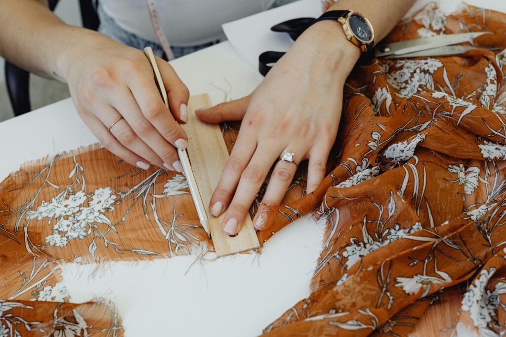 Découvrez S'couturières, une association à La Réunion dédiée à la couture. Ateliers conviviaux, créations artisanales uniques et services de retouches sur mesure vous attendent à La Possession.